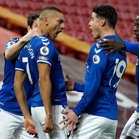 Richarlison comemora gol do Everton contra o Liverpool - PHIL NOBLE / POOL / AFP