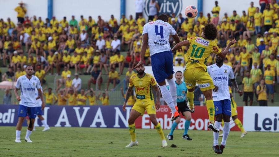 Camilo, do Mirassol, e Rodrigo, do Santo André, disputam bola durante jogo do Paulistão 2020 - Marcos Freitas/Divulgação