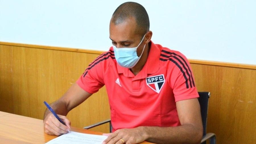 Aos 36 anos, Miranda retorna ao São Paulo; na foto, ele assina o contrato, depois de ficar livre no mercado - Divulgação/SPFC