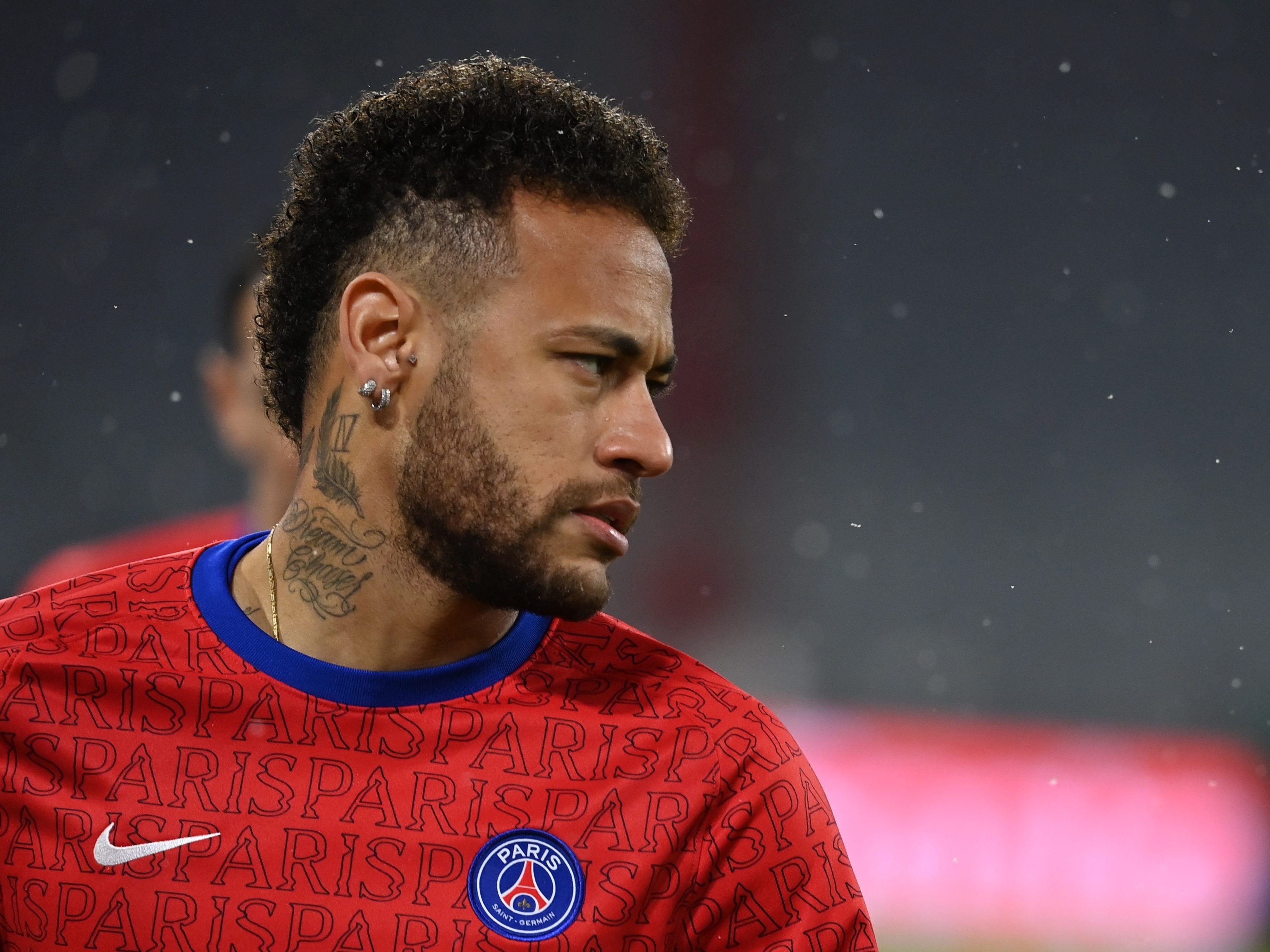 Neymar lança cores quentes das grifes no frio outono de Paris