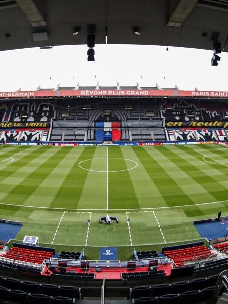 "Uma região, uma cidade, todos com vocês. No caminho para o triunfo final". Este é o lema colocado no mosaico no estádio Parque dos Príncipes, do PSG, antes do duelo contra o Manchester City, válido pela ida da semifinal da Liga dos Campeões - Reprodução/Twitter