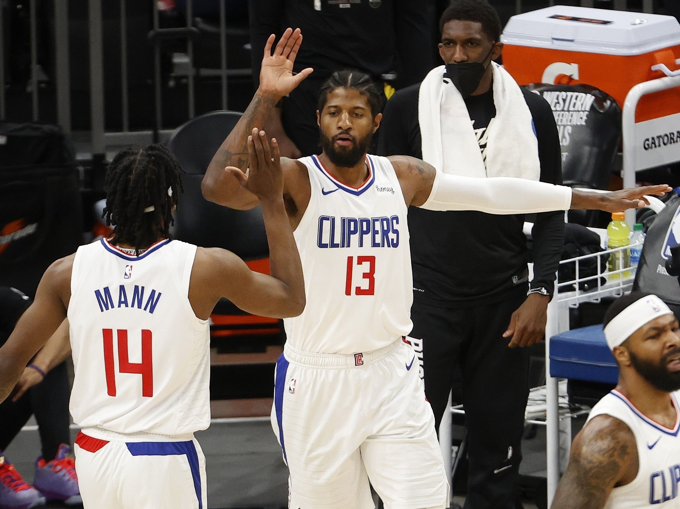 Los Angeles Clippers vence Phoenix Suns na abertura da série