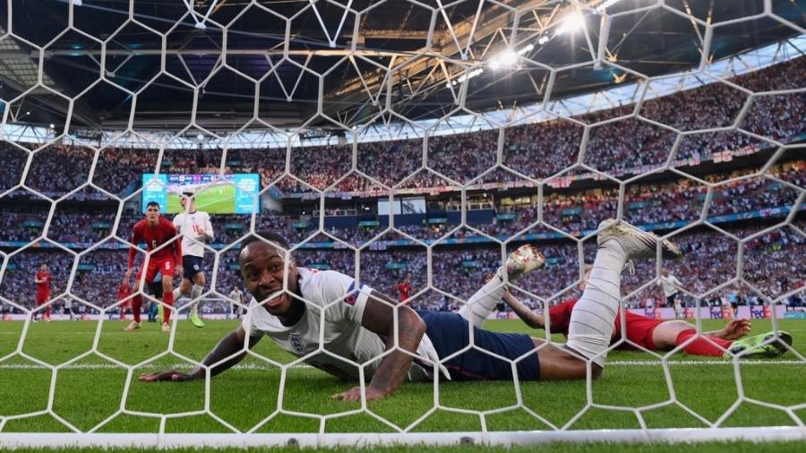 Raheem Sterling em lance que originou o gol da Inglaterra contra a Dinamarca na Eurocopa - Getty Images
