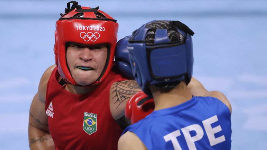 Beatriz Ferreira golpeia Wu Shih-Yi durante luta válida pelas Olimpíadas de Tóquio - Ueslei Marcelino/Reuters