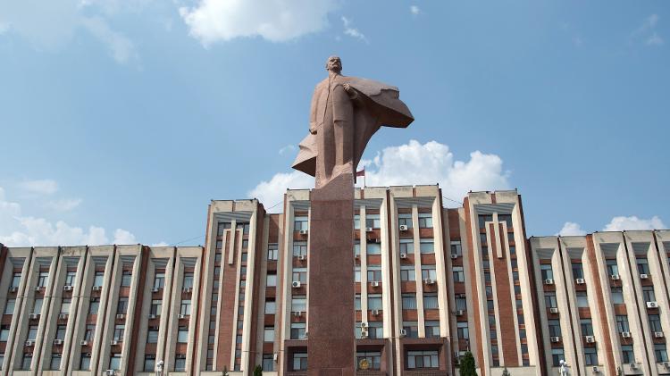 Estátua de Lenin na frente do Parlamento em Tiraspol, na Transnístria, Moldávia