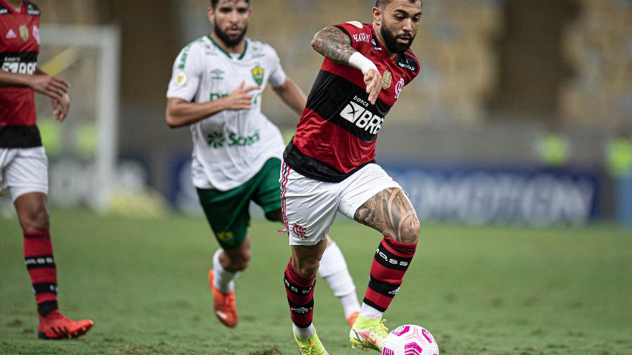 Gabigol prepara jogada na partida do Flamengo contra o Cuiabá - Jorge Rodrigues/AGIF