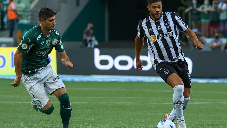 Kuscevic disputa lance com Hulk em jogo entre Palmeiras e Atlético-MG - Marcello Zambrana/AGIF