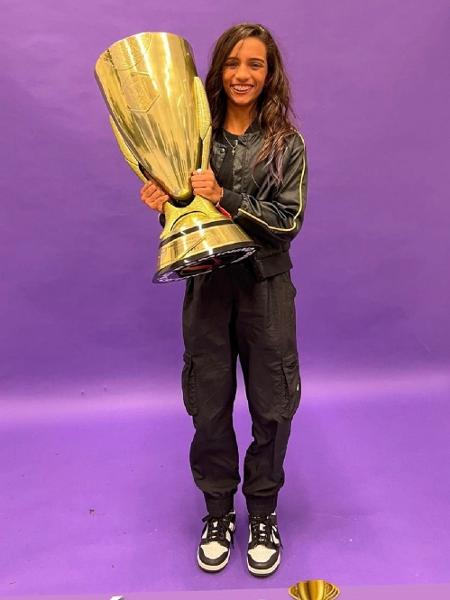 Skatista Rayssa Leal posa com o troféu do título estadual feminino do Corinthians - Reprodução