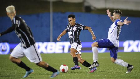 Corinthians inicia 2022 com posse de bola, mas pouca produtividade
