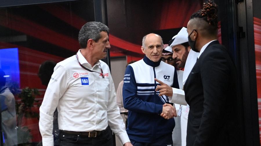 Os chefões da Haas, Guenther Steiner (esq.) e da Alpha Tauri Franz Tost (c) conversam com o presidente da FIA Mohammed Ben Sulayem após a reunião com chefes e pilotos de equipes após o 2º treino livre do GP da Arábia Saudita. 25/03/2022 - ANDREJ ISAKOVIC/AFP