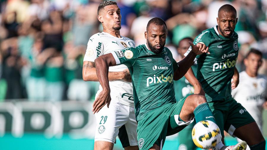 Rafael Navarro disputa bola com Reynaldo em Goiás x Palmeiras, pelo Brasileirão - Heber Gomes/AGIF