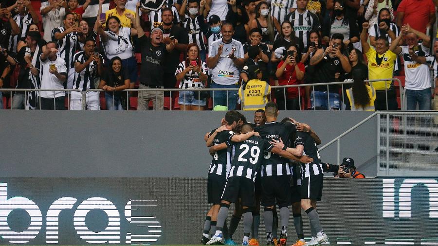 Jogadores do Botafogo celebram gol marcado contra o Ceilândia, pela Copa do Brasil - Vitor Silva / Botafogo