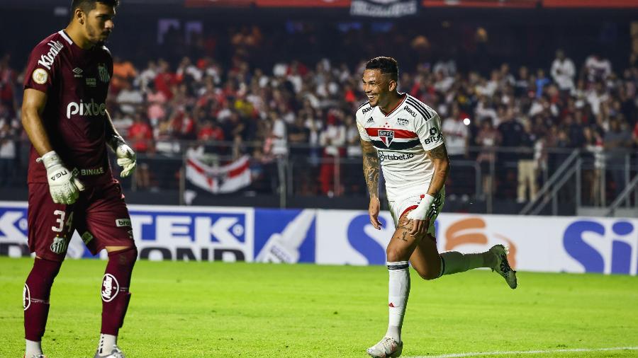 Luciano comemora seu gol em partida contra o Santos, no estádio Morumbi, pela 4ª rodada do Campeonato Brasileiro 2022 - Marcello Zambrana/AGIF