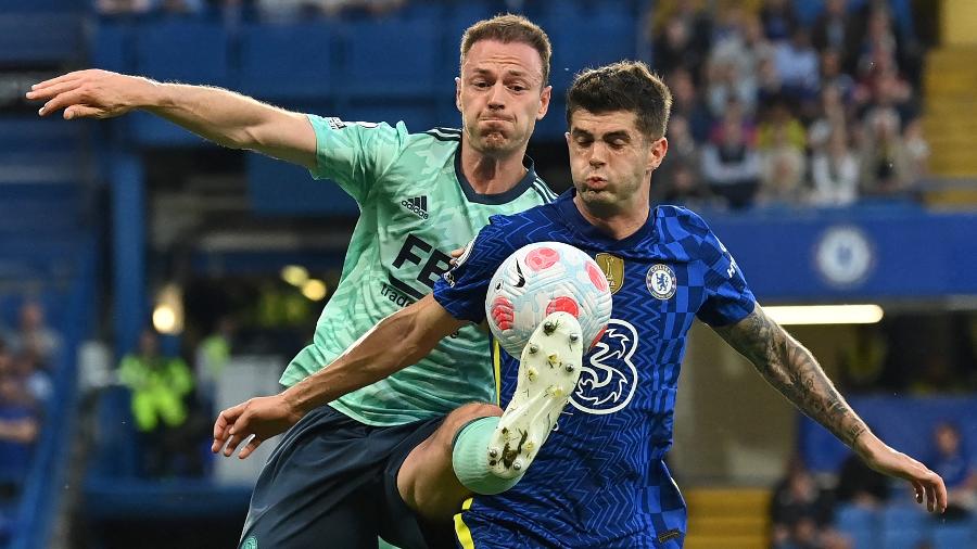 Jogadores de Chelsea e Leicester disputam a bola em partida do Campeonato Inglês - GLYN KIRK / IKIMAGES / AFP