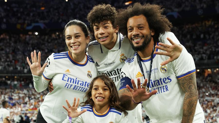 Marcelo e a família após título do Real Madrid; Enzo, filho mais velho do lateral, joga na base do clube merengue - Alexander Hassenstein - UEFA/UEFA via Getty Images