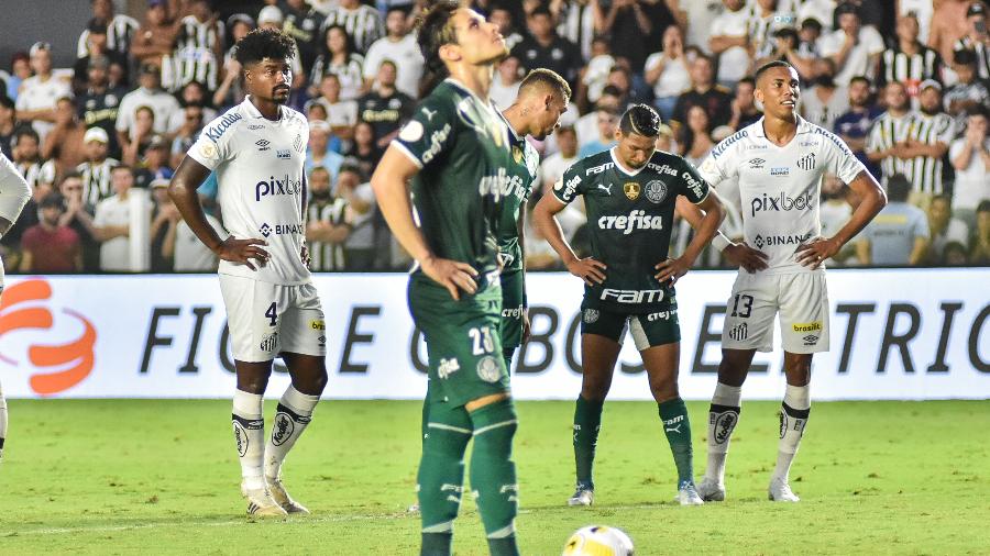 Raphael Veiga, do Palmeiras, se prepara para bater pênalti contra o Santos no Brasileirão - JOTA ERRE/AGÊNCIA O DIA/ESTADÃO CONTEÚDO