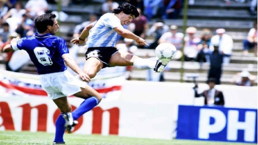 Chute histórico de Maradona contra a Itália em 1986 - Reprodução web