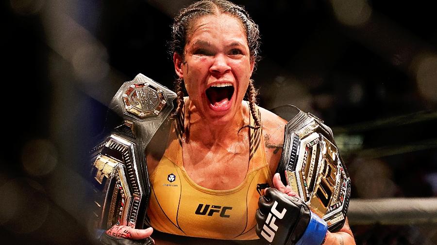 Amanda Nunes comemora título conquistado no UFC - Carmen Mandato/Getty Images