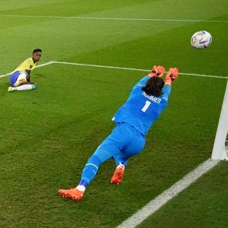 Yann Sommer defende finalização de Vini Jr., na partida entre Brasil e Suíça - Hannah McKay - Pool/Getty Images