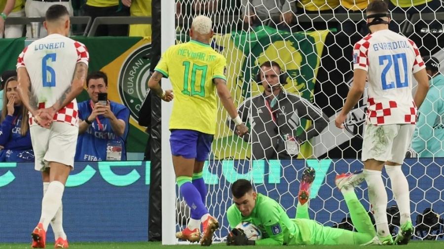Livakovic com a bola na partida entre Brasil e Croácia, pela Copa do Mundo - JACK GUEZ / AFP