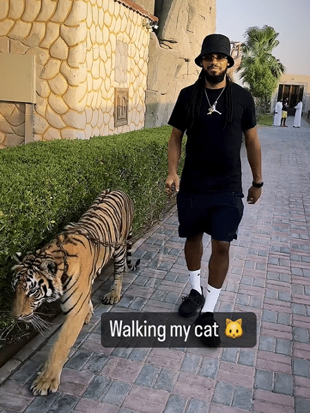 Jason Denayer anda com gato na coleira. "Passeando com meu gato", escreveu. - Reprodução/Instagram