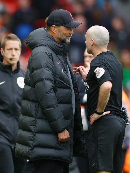 Jürgen Klopp, técnico do Liverpool, conversa com o árbitro Paul Tierney. - Carl Recine/Reuters