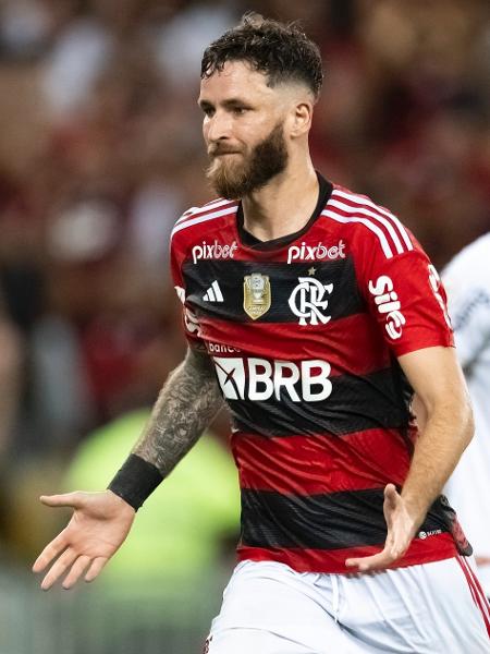 Léo Pereira celebra gol do Flamengo sobre o Corinthians em confronto do Campeonato Brasileiro