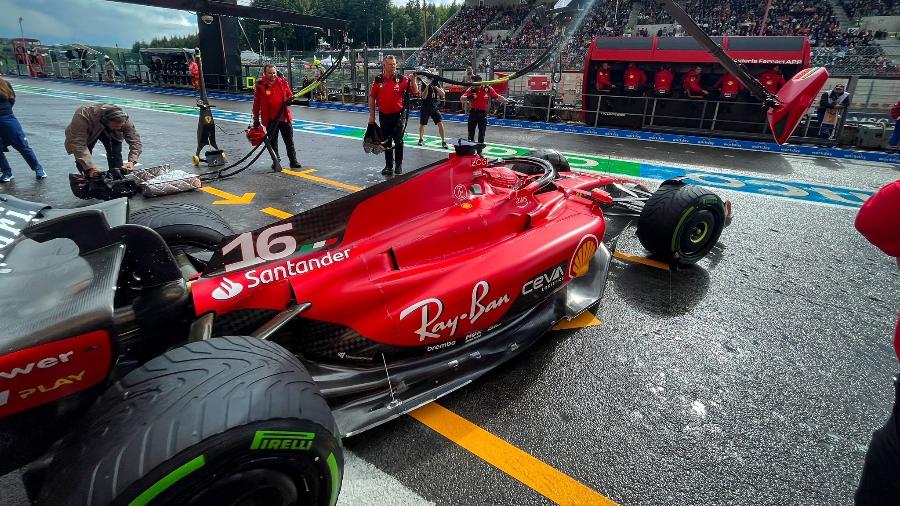 Charles Leclerc deixa os boxes da Ferrari durante a sessão classificatória em Spa
