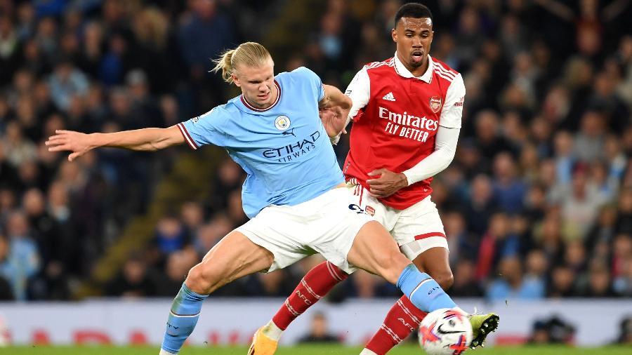 Erling Haaland (Manchester City) e Gabriel Magalhães (Arsenal) disputam bola em partida pela Premier League