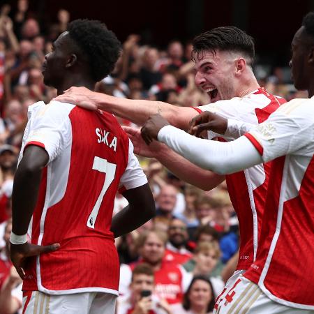 Jogadores do Arsenal comemoram o gol marcado por Saka sobre o Nottingham Forest