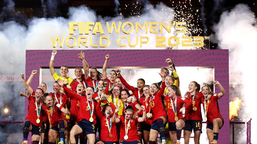 Seleção da Espanha levanta o troféu de campeã da Copa do Mundo feminina 2023