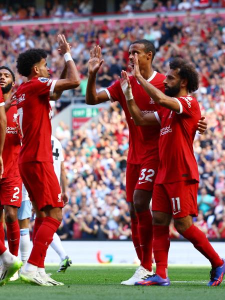 Jogadores do Liverpool comemoram gol sobre o Aston Villa