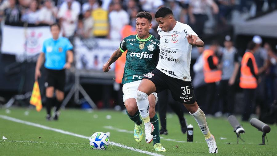 Wesley tenta passar por Marcos Rocha durante dérbi entre Corinthians e Palmeiras no Campeonato Brasileiro