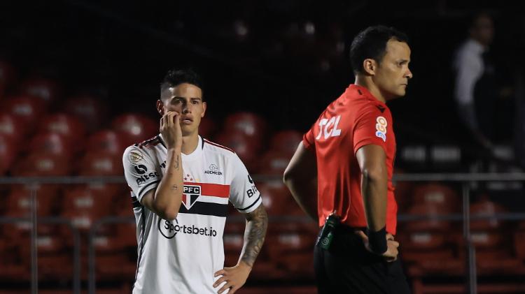 James aguarda checagem de gol do São Paulo durante jogo contra Coritiba