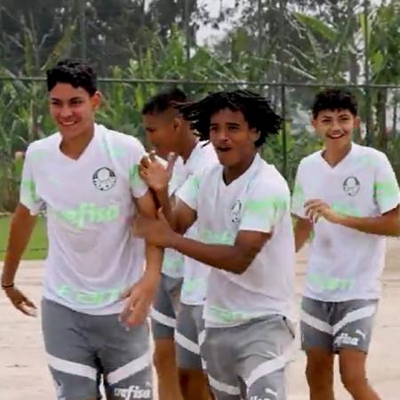 Jovens das categorias de base do Palmeiras se divertem em Dia das Crianças