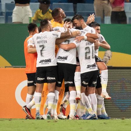 Jogadores do Corinthians celebram gol sobre o Cuiabá em jogo do Campeonato Brasileiro