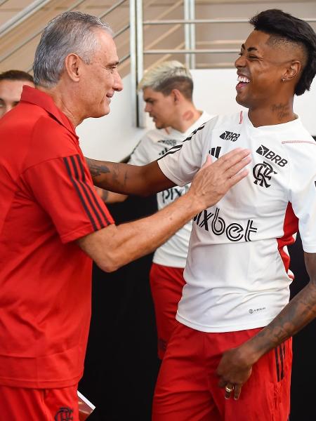 Tite e Bruno Henrique no dia da reapresentação do Flamengo no Ninho
