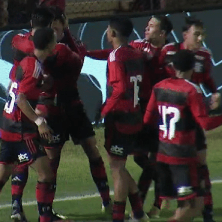Jogadores do Flamengo comemoram gol de Welinton, marcado no fim do 1° tempo