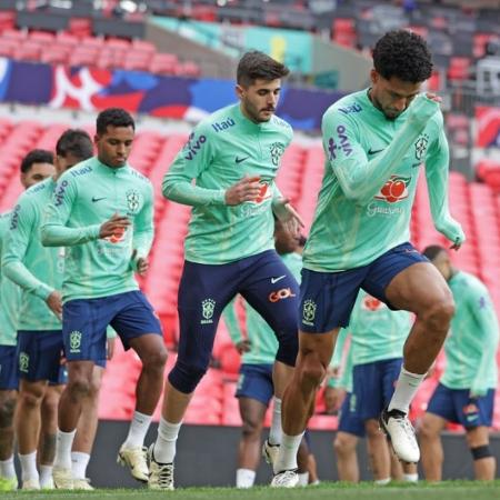 Jogadores da seleção brasileira em ação no treino realizado em Wembley