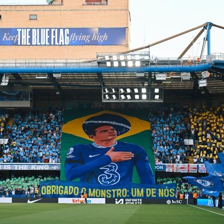 Torcida do Chelsea homenageia Thiago Silva com bandeirão