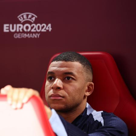 Kylian Mbappé no banco de reservas da França durante jogo da Eurocopa