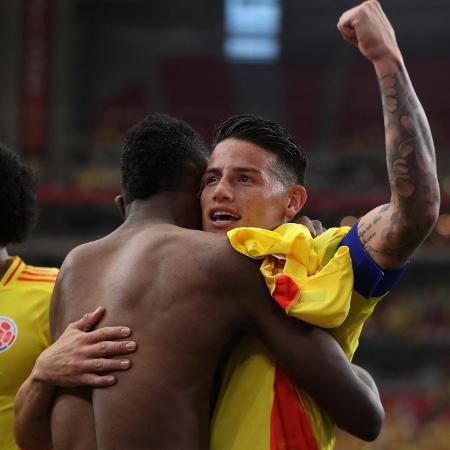 Córdoba e James comemoram gol da Colômbia contra a Costa Rica na Copa América - Omar Vega/Getty Images via AFP