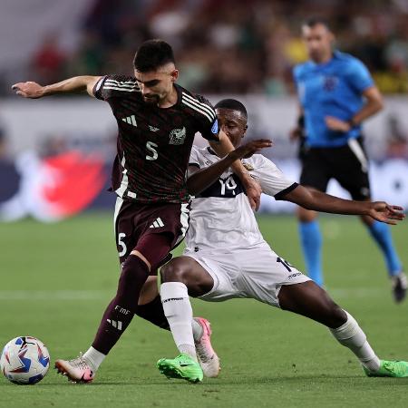 Jogadores de México e Equador durante confronto na Copa América