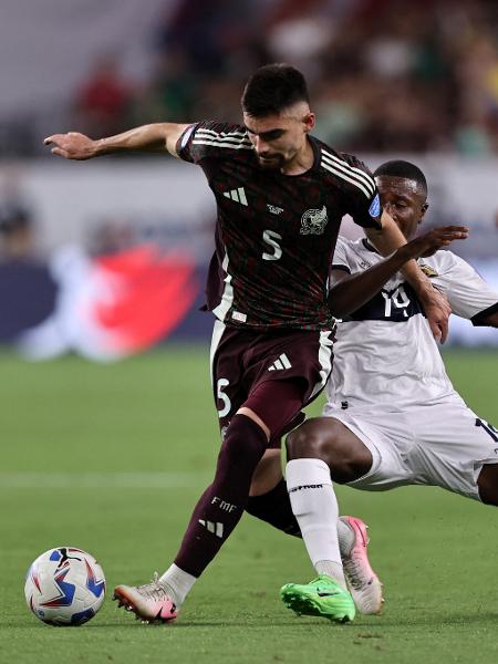 Jogadores de México e Equador durante confronto na Copa América