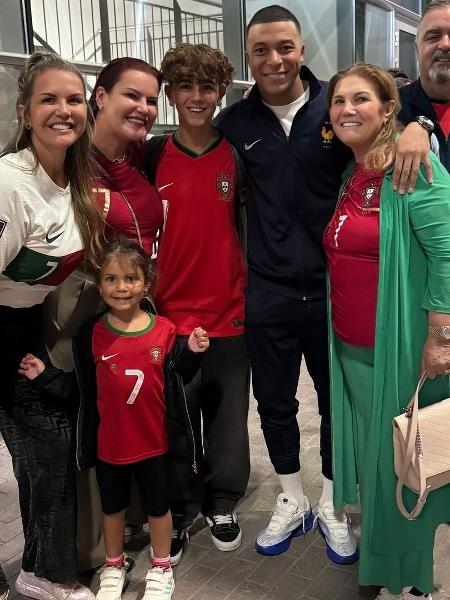 Mbappé posou ao lado de parentes de Cristiano Ronaldo na Alemanha