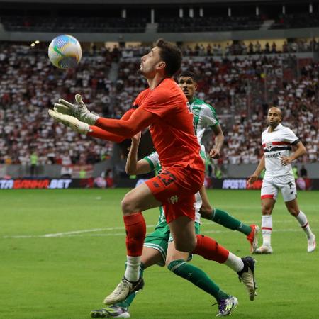 Rafael, goleiro do São Paulo, durante jogo contra o Juventude no Mané Garrincha