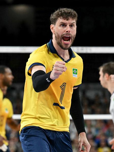 Bruninho comemora durante o jogo entre Brasil e Itália, na estreia da seleção masculina de vôlei nas Olimpíadas de Paris Bruninho comemora durante o jogo entre Brasil e Itália, na estreia da seleção masculina de vôlei nas Olimpíadas de Paris