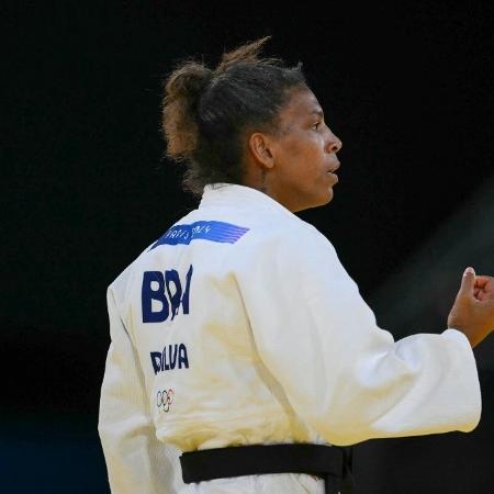 Rafaela Silva comemora vitória sobre italiana em luta por equipes no judô nas Olimpíadas