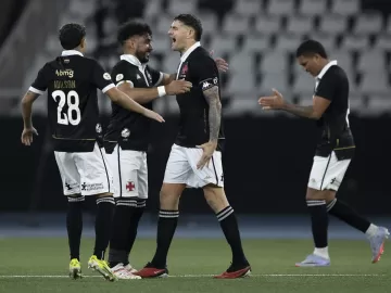 Vasco vai melhor em jogo polêmico, vence e mantém Fluminense no Z4