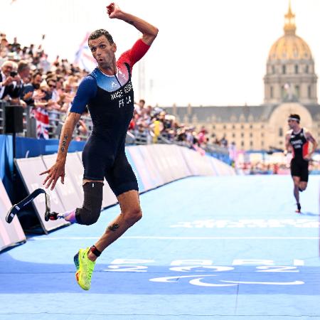 Alexis Hanquinquant vibra após vencer a prova do triatlo das Paralimpíadas de Paris